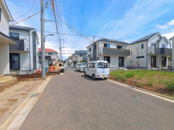 外観:前面道路含む現地外観写真