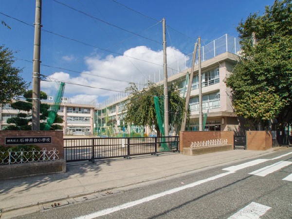 周辺環境:練馬区立石神井台小学校(練馬区に残る緑や落ち着きある住宅街に囲まれた環境の中にあり、地域の方々の温かい思いに支えられた学校です。児童一人一人の意欲を大事にしながら、確かな学力の定着・向上、豊かな人間性、健やかな体の育成に重点をおいています。)