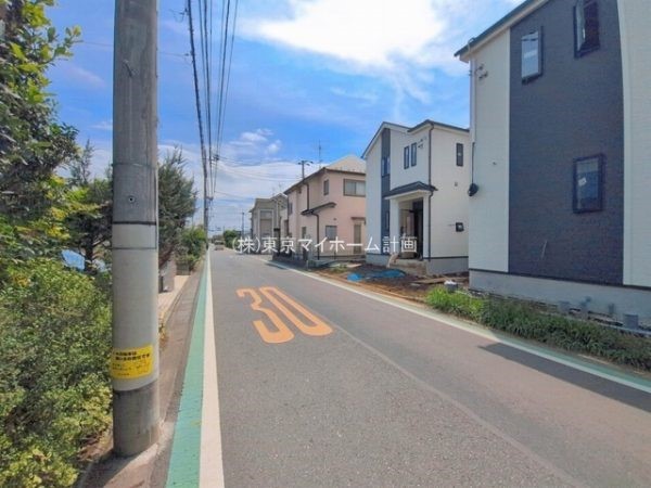 外観:前面道路含む現地外観写真