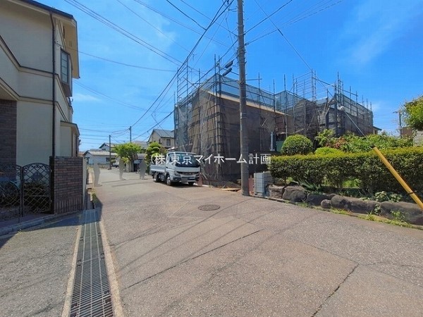 外観:前面道路含む現地外観写真（建築中）