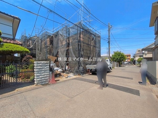 外観:前面道路含む現地外観写真（建築中）