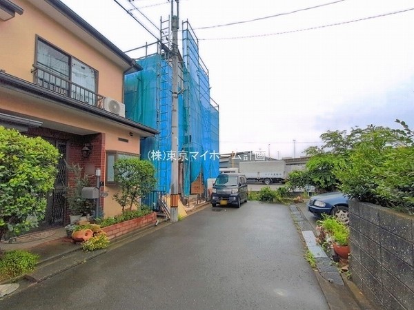 外観:前面道路含む現地外観写真（建築中）
