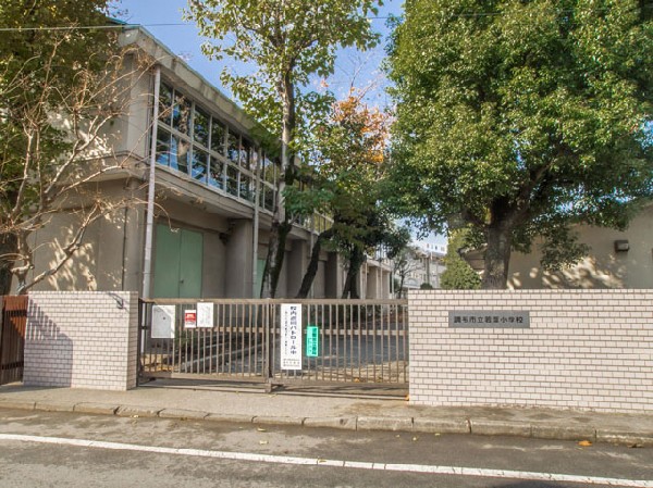 周辺環境:調布市立若葉小学校(学校の前に公立図書館があることから、授業に図書館の利用を積極的に採り入れており、興味のあることを様々な方法で調べて学ぶ「調べ学習」の時間に図書館を借りることもあります。)