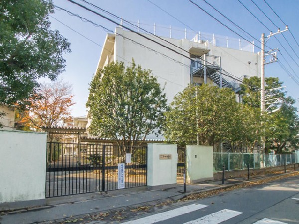 周辺環境:調布市立第四中学校(今日より明日、生徒も教員もチャレンジし続け、伸び続ける一人であり学校でありたいと願っています。生徒、教職員、保護者、地域が一体となり魅力的な調布四中をさらに躍進させたいと思っています。)