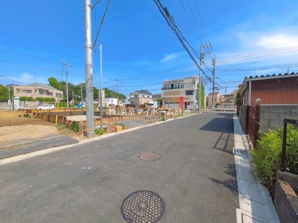 外観:前面道路含む現地外観写真（建築中）