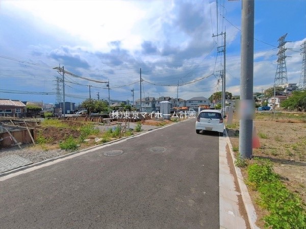 外観:前面道路含む現地外観写真（建築中）