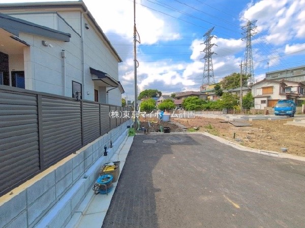 外観:前面道路含む現地外観写真（建築中）