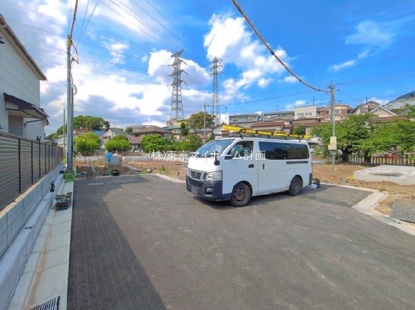 外観:前面道路含む現地外観写真（建築中）