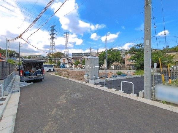 外観:前面道路含む現地外観写真（建築中）