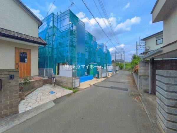 外観:前面道路含む現地外観写真（建築中）