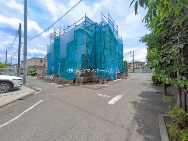 外観:前面道路含む現地外観写真（建築中）