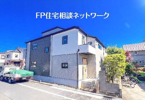 外観:前面道路含む現地外観写真