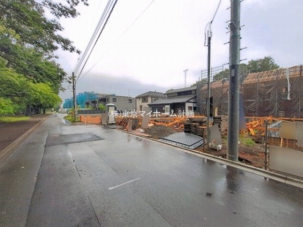 外観:前面道路含む現地外観写真（建築中）