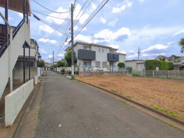 外観:前面道路含む現地土地写真