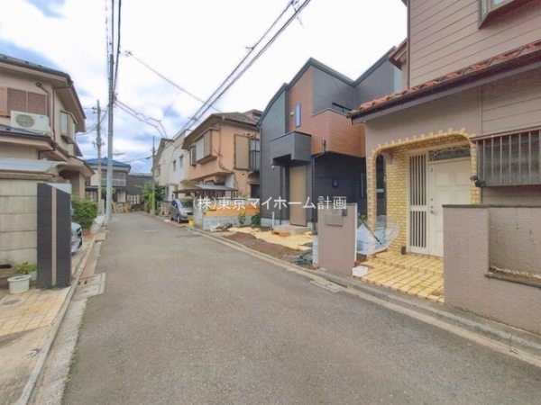 外観:前面道路含む現地外観写真
