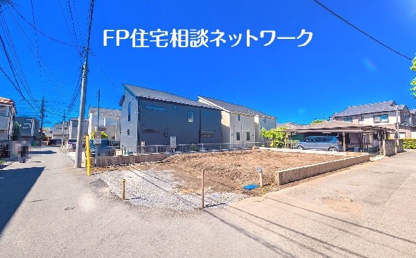 外観:前面道路含む現地土地写真