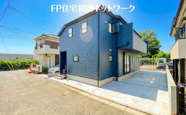 外観:前面道路含む現地外観写真
