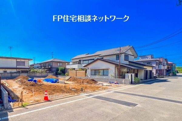 外観:前面道路含む現地写真