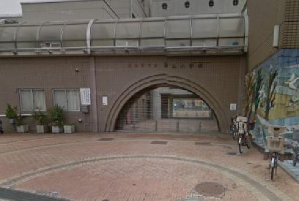 周辺環境:西東京市立碧山小学校(開校時からの、地域、PTA、保護者の学校への熱心な協力は今も健在で、子どもたちは多くの大人の支援を受けながら、明るく、素直に、心優しく育っています。この地域で育ち、この碧山小で学び、この先生方と出会えてよかったと思われるような学校でありたいと考えています。)