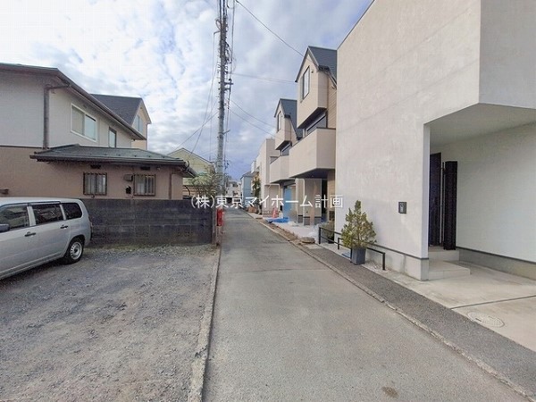 外観:前面道路含む現地外観写真