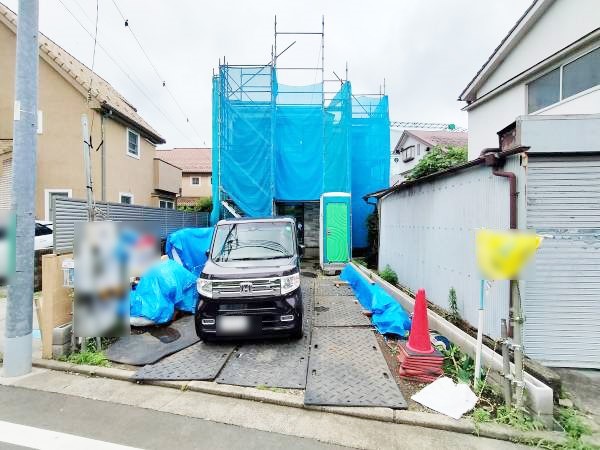 外観:前面道路含む現地外観写真（建築中）