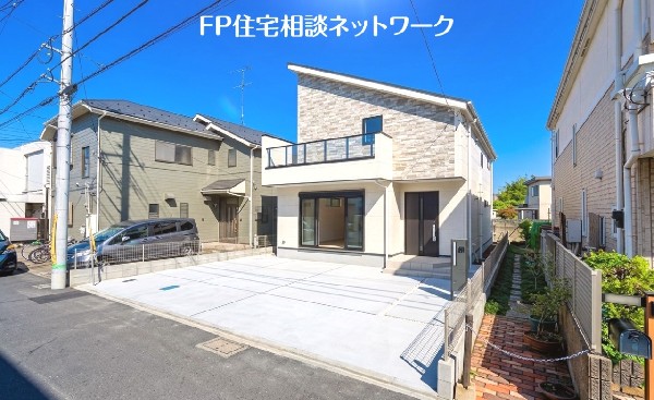 外観:前面道路含む現地外観写真