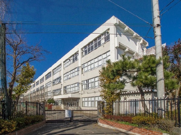 周辺環境:小金井市立小金井第二中学校(学校の特色を生かしながら、全ての生徒が安全・安心で、将来の夢や希望に向かってチャレンジできる学校を目指す。)