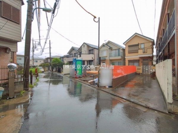 外観:前面道路含む現地外観写真（建築中）