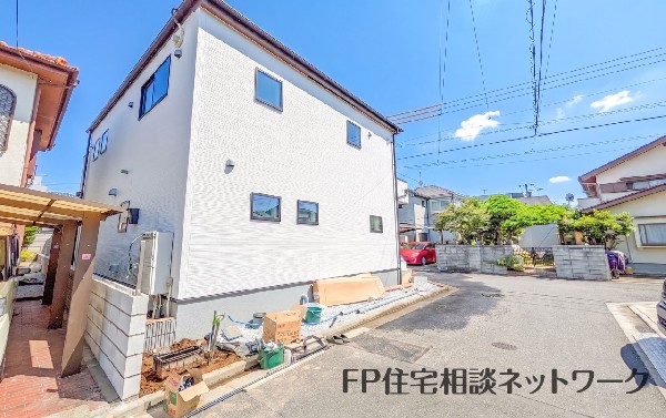 外観:前面道路含む現地外観写真