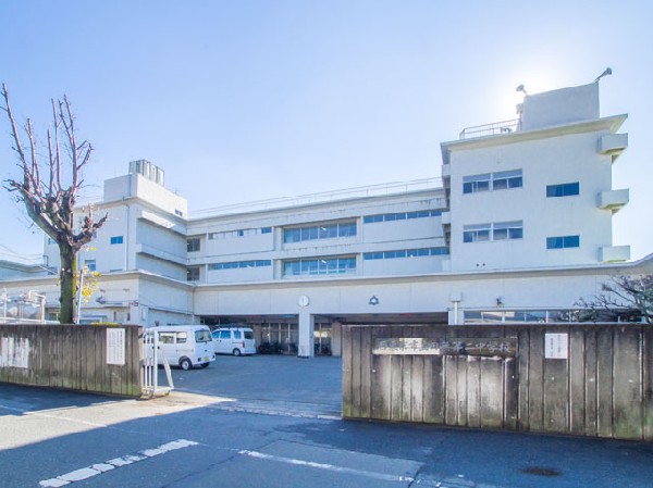 周辺環境:西東京市立田無第二中学校(すべての教育活動を通じて人権教育を推進するとともに社会の一員としての自覚をはぐくみ、生命尊重と互いの人格を認め合う道徳性を養います。)