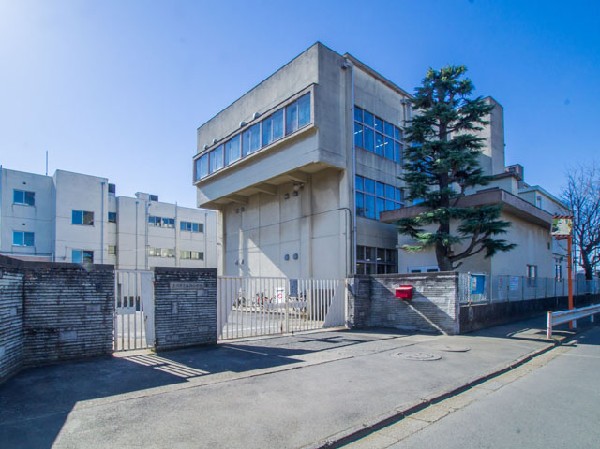 周辺環境:立川市立西砂小学校(奥多摩の山々や富士山がとても近くにみえ、学校の周囲には畑が点在する自然豊かな土地です。地域の方や保護者の方と協力・連携しながら、子供たちの成長のために努めている学校です。)