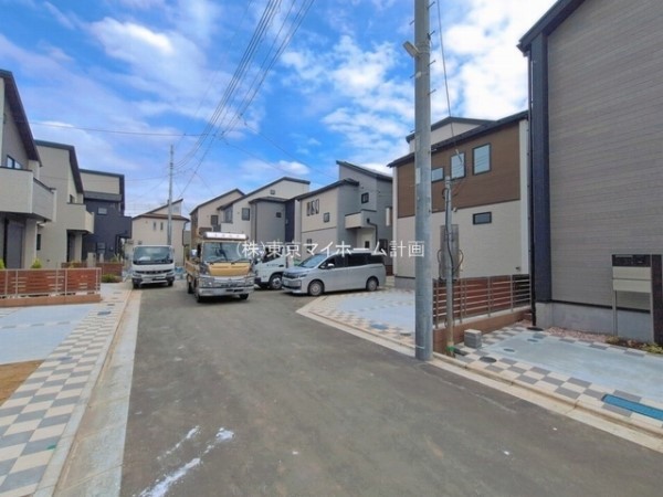 外観:前面道路含む現地外観写真