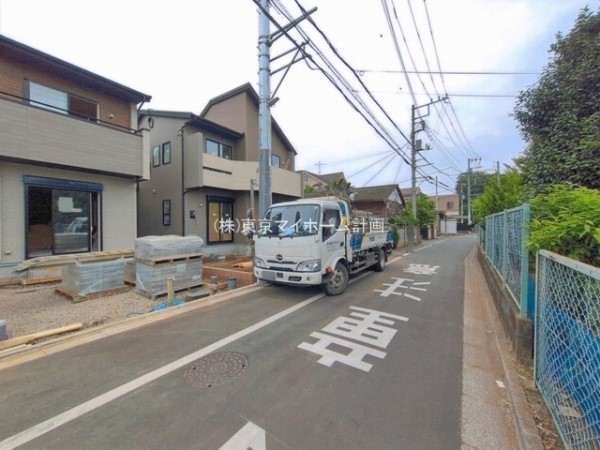 外観:前面道路含む現地外観写真