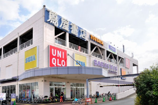 周辺環境:フレスポ府中(大型ファストファッション店や大型書店、大型ベビー用品店などの大型店と、カフェや軽食チェーン店などがテナントとして入っているショッピングセンターです。)