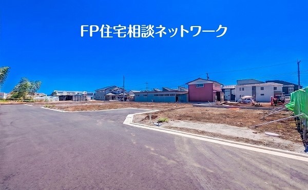 外観:前面道路含む現地土地写真