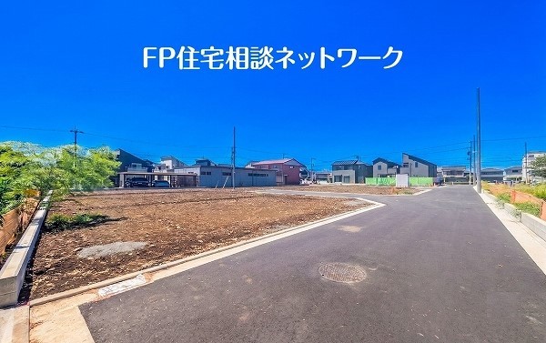 外観:前面道路含む現地土地写真