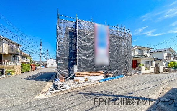 外観:前面道路含む現地外観写真（建築中）