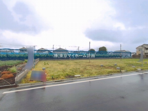 外観:前面道路含む現地土地写真
