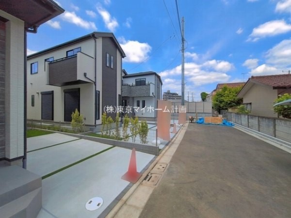 外観:前面道路含む現地外観写真