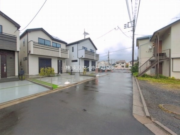 外観:前面道路含む現地外観写真
