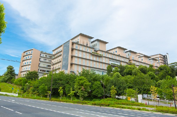 周辺環境:東京都立小児総合医療センター(多摩地区を代表する小児医療の最先端専門病院です。24時間体制で救急対応をしている心強い医療センターです。)