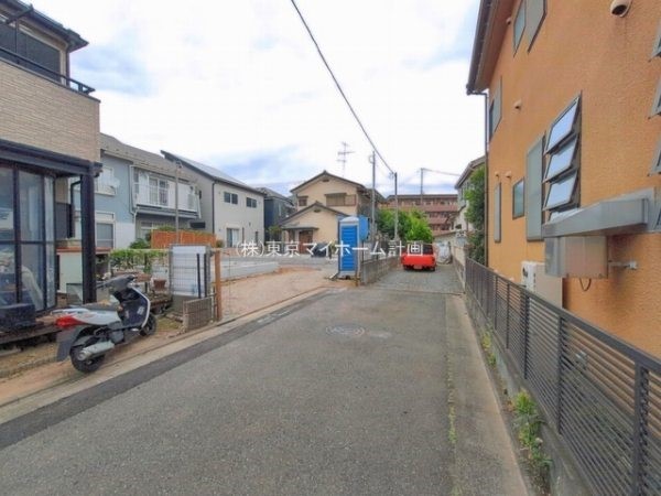 外観:前面道路含む現地外観写真（建築中）