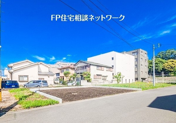 外観:前面道路含む現地土地写真