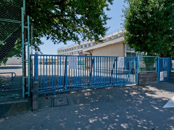 周辺環境:日野市立豊田小学校(心身ともに健康で、自分の課題や目標を見定め、粘り強く努力し続ける子供を育成します。)