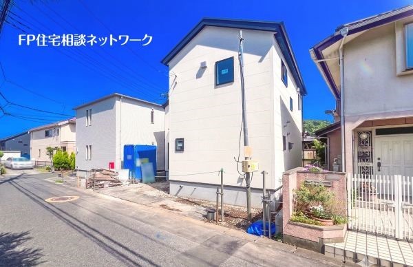 外観:前面道路含む現地外観写真