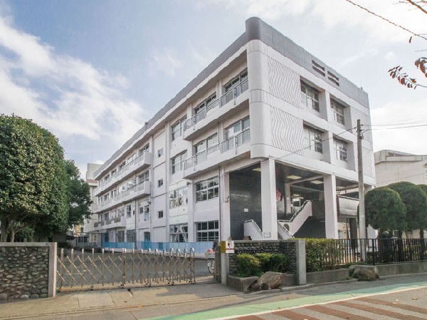 周辺環境:武蔵野市立第二中学校(人間尊重の精神を基調とし、心身共に健康で個性豊かな生徒の育成を目指し、次の目標を設定する。１.進んで学習する人　2.心身共に健康な人　3.夢の実現を目指す人)