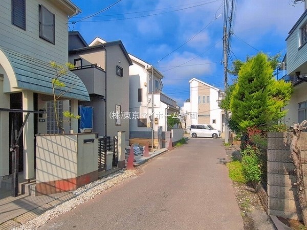 外観:前面道路含む現地外観写真