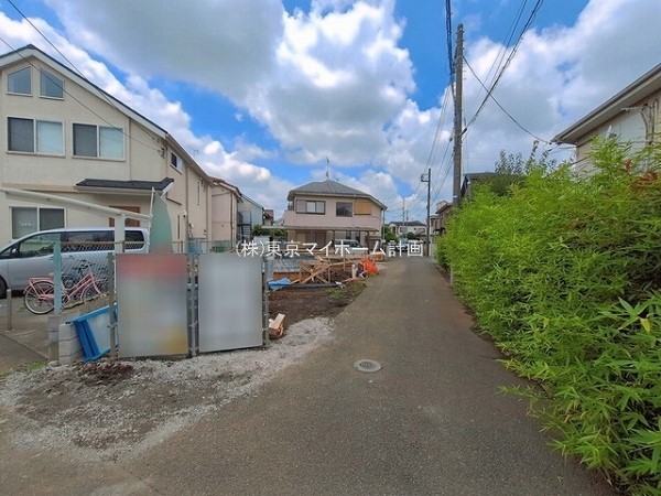外観:前面道路含む現地外観写真（建築中）