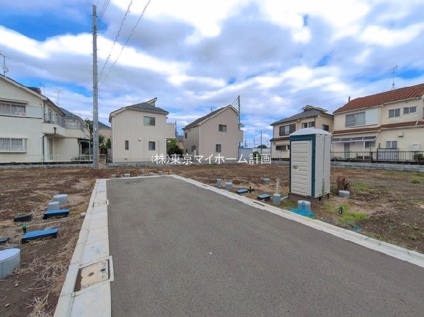 外観:前面道路含む現地土地写真