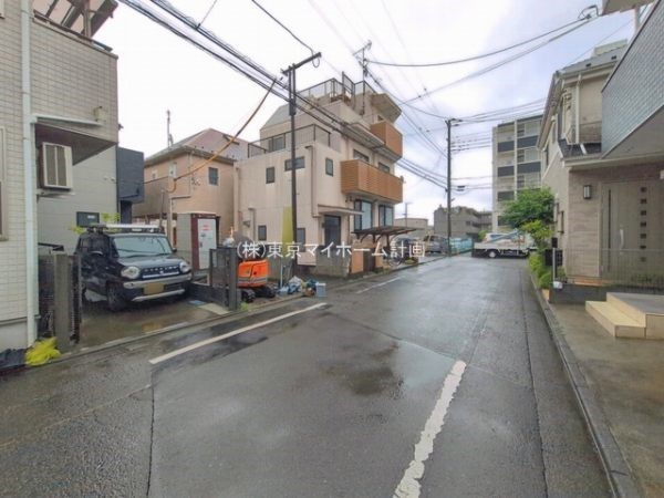 外観:前面道路含む現地外観写真